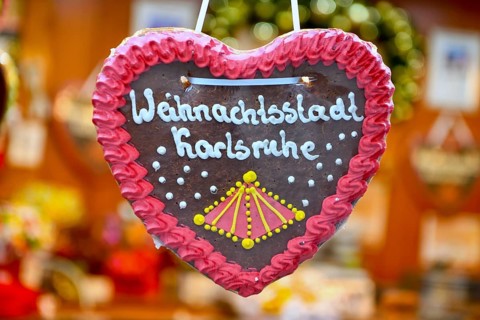 Gingerbread heart at the Christmas market, Marktplatz, Karlsruhe, Baden-Württemberg, Germany,