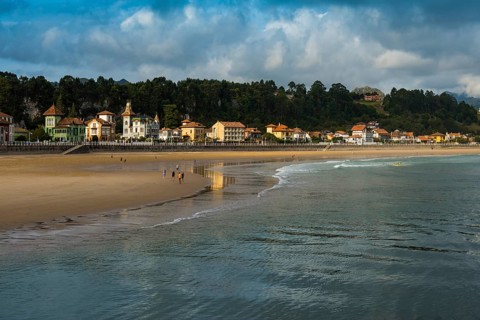 Village and beach, Ribadesella, Asturias, Asturias, Costa Verde, Northern Spain, Spain, Europe