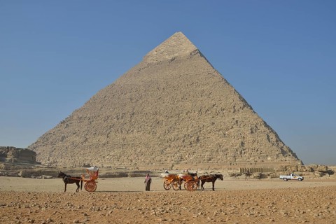 Empty carriages for tourists in front of the Pyramid of Chephren, Giza, Egypt, Africa