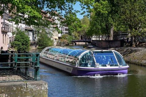 Excursion boat on the Ill, Old Town or Grand Ile, Strasbourg, Département Bas-Rhin, Alsace, France,