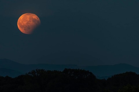 Partial lunar eclipse, the shadow of the earth is projected onto the moon. Bas-Rhin, Collectivite