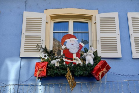 Father Christmas on a house facade, Eguisheim, Département Haut-Rhin, Region Grand Est, Alsace,