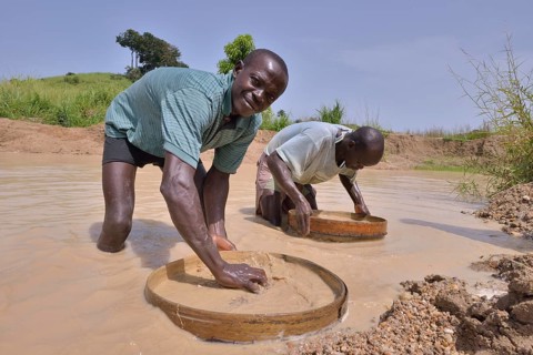 Diamond hunters searching for diamonds in a mine with sieves, near Koidu, Koidu-Sefadu, Kono