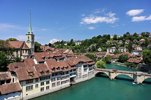View of the old town of Bern, Nydegg church, Untertorbrücke bridge on the River Aare, Nydegg
