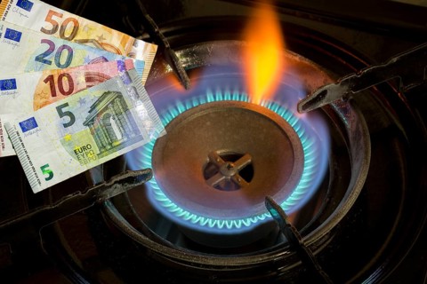 Symbolic image, gas cooker, gas flame, gas price, gas price increase, energy, energy costs,