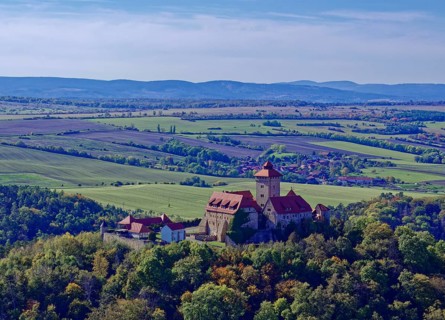 The hilltop castle Veste Wachsenburg is a medieval summit castle belonging to the Drei Gleichen.
