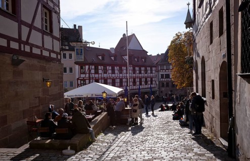 People enjoying the sun and leisure time in the beer garden at Albrecht-Dürer, Tiergärtnertor, Old