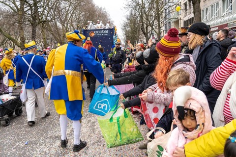 Rose Monday parade in Düsseldorf, spectators, especially children, collecting carnival sweets, at