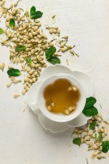 Jasmintee, Getränk, Jasminblüten, trocken, Kräuter, Tee, Draufsicht, keine Menschen
