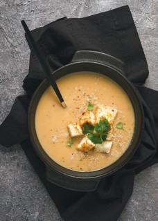 Cremesuppe, pürierte Suppe, beige, Champignon, Zwiebel, Blumenkohl, vegetarische Suppe