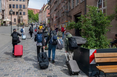 School class walks with luggage to the DJH Youth Hostel Nuremberg, Kaiserburg, Nuremberg, Middle