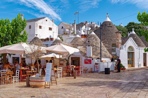 Whitewashed trulli, round houses with stone roofs, in the southern Italian town of Alberobello. In