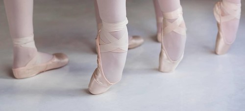 Professional ballet dancers training together pointe shoes