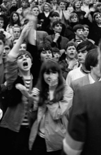 On their lightning tour, here in Essen on 25. 6. 1966 in the Gruga, the Beat group The Beatles were