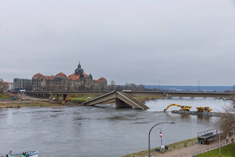 After the partial collapse of the Carola Bridge, the demolition work is moved to the new side of