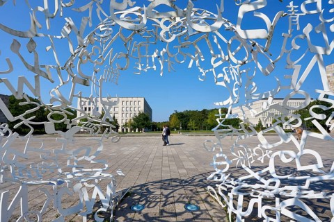 View from the Body of Knowledge onto the Westend campus, sculpture by Jaume Plensa, Theodor W.
