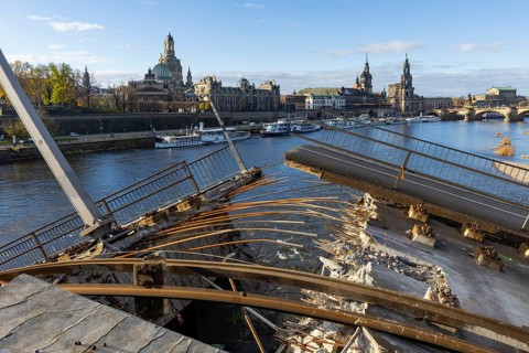 Partial collapse of the Carola Bridge. Over a length of around 100 metres, the section on which the