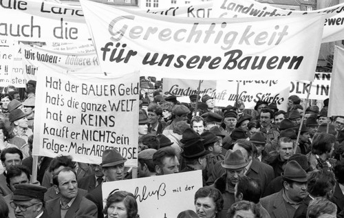 25, 000 farmers protest on Bonn's market square, 27.03.1981, Germany, Europe