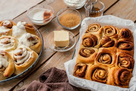 Delicious cinnamon rolls tray 2