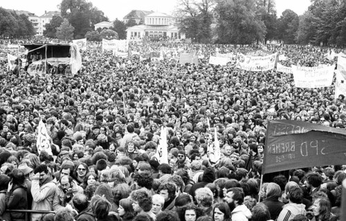 More than 300, 000 people attended the largest peace demonstration in Germany to date in Bonn's