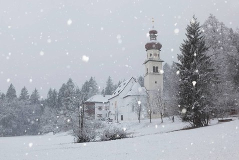 Church of St. Martin during snowfall, Gnadenwald, Tyrol, Austria, Europe
