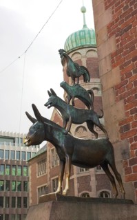 This photo shows a statue of the legendary 'Bremer Stadtmusikanten' in the historical city of