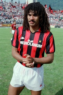 Football match, Dutch international Ruud GULLIT AC Milan in front of the match on the pitch,
