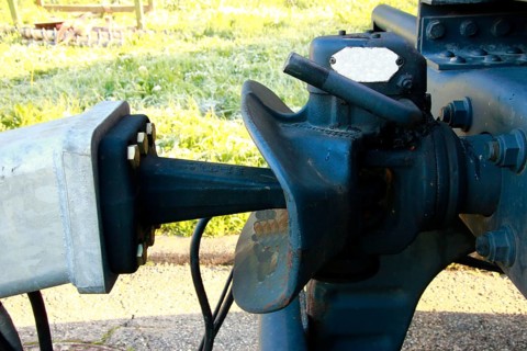 Jaw coupling for a trailer in closed condition
