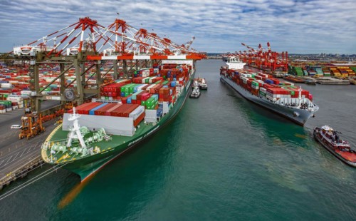 Super Post Panamax Container Ship Loading, Port of Elizabeth, Newark, New Jersey, USA, North