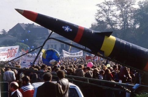 Bonn. Hofgarten. 400-000 at peace movement rally on 22. 10. 1983
