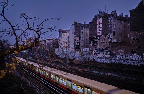 Germany, Berlin, 28.12.2024, Ringbahn trench of the S-Bahn, rear building gable Kopenhagener