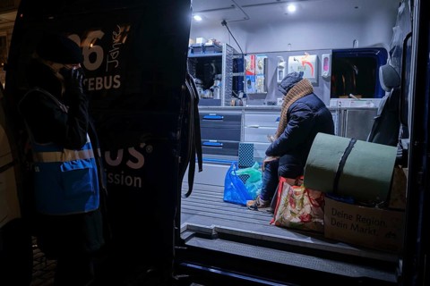 Germany, Berlin, 25.12.2021, cold bus of the Berlin City Mission, homeless woman, City Mission