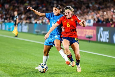 SYDNEY, AUSTRALIA, AUGUST 20: Mariona CALDENTEY of Spain goes down from a heavy challenge from