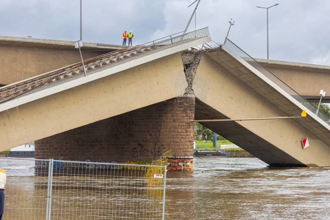 A section of the Carola Bridge has collapsed. Over a length of around 100 metres, the section on