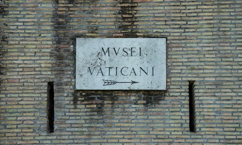 A picture of an old plaque to the Vatican Museum