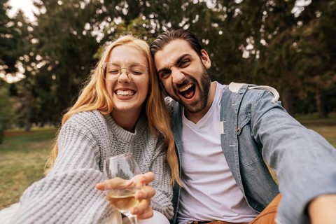 Front view smiley couple taking selfie