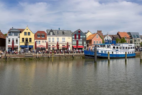 Outdoor gastronomy on the harbour road and city centre around the inland harbour with excursion