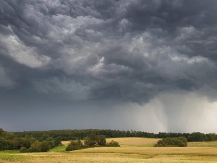 A thunderstorm cell with heavy rain and hail passes over the Butzbach region in Wetterau, Wetterau,