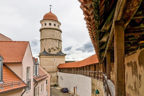Deininger Tor and Nördlingen covered city wall in the old town, Nördlingen, Swabia, Bavaria,
