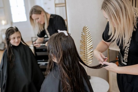 Girl, 9 years, at the hairdresser