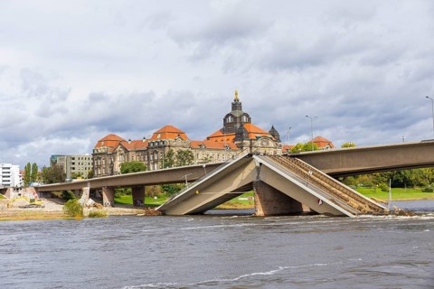 After the collapse of parts of the Carola Bridge, demolition work began on the Old Town side. The