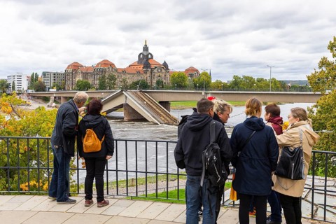After the collapse of parts of the Carola Bridge, demolition work began on the Old Town side. The