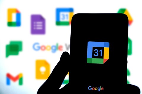 Google Calendar logo is displayed on a smartphone.