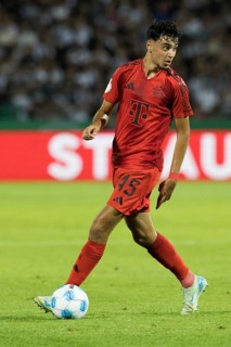 Aleksandar PAVLOVIC FC Bayern Munich on the ball and looking towards his team-mates
