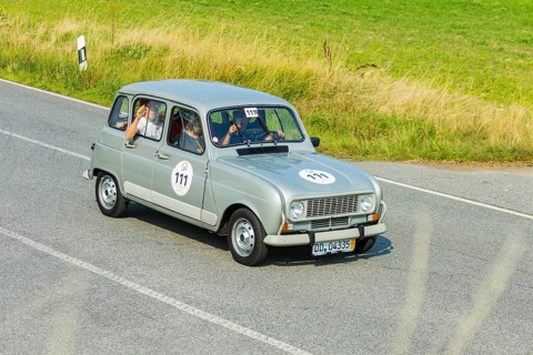 A drive for vintage vehicles. Skilful handling of the vehicle, finding the route by means of the