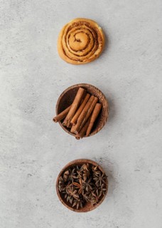 Cinnamon roll sticks spices