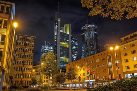Clouds pass over the shining Commerzbank Tower in the dark evening sky, Rossmarkt, Frankfurt am