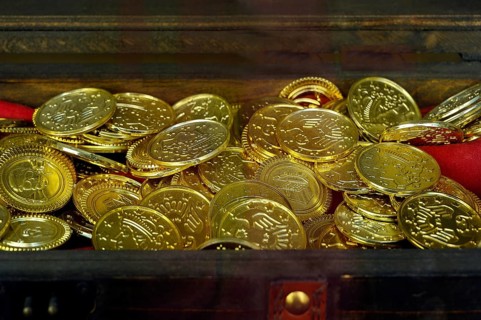 Shop window with decoration, treasure chest with gold coins, Germany, Europe