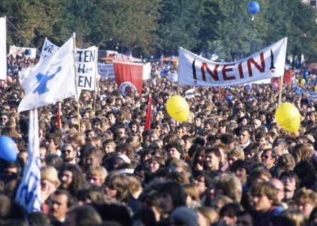Bonn. Peace movement in Bonn's Hofgarten. ca-1982-4-