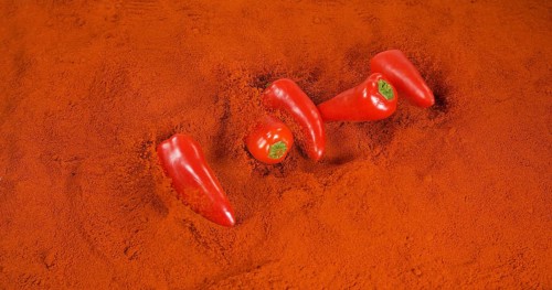 Paprika (capsicum) annuum, falling on Paprika Powder